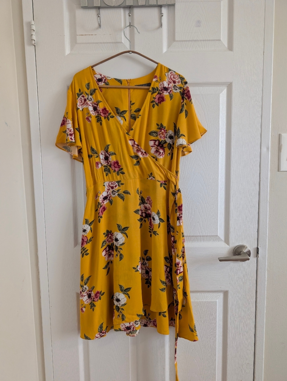 Suzy Shier Yellow Floral Faux Wrap Dress Mustard Short Flutter Sleeve Rayon - M